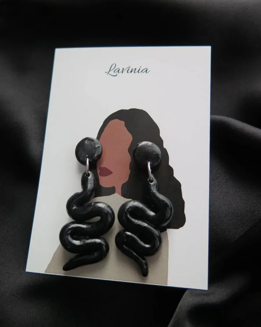 Siyah Yılan Küpe — Lavinia Clay Design el yapımı tasarım