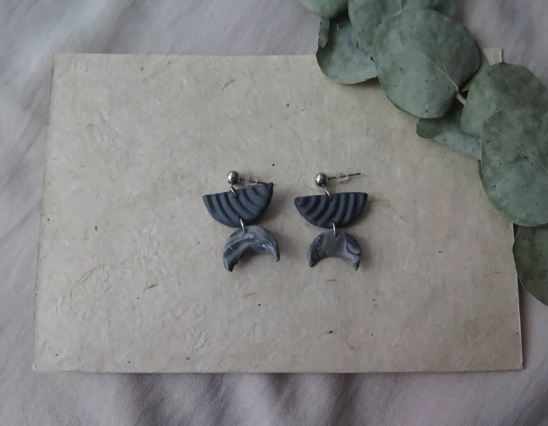 Ters Ay Küpe — Lavinia Clay Design el yapımı tasarım