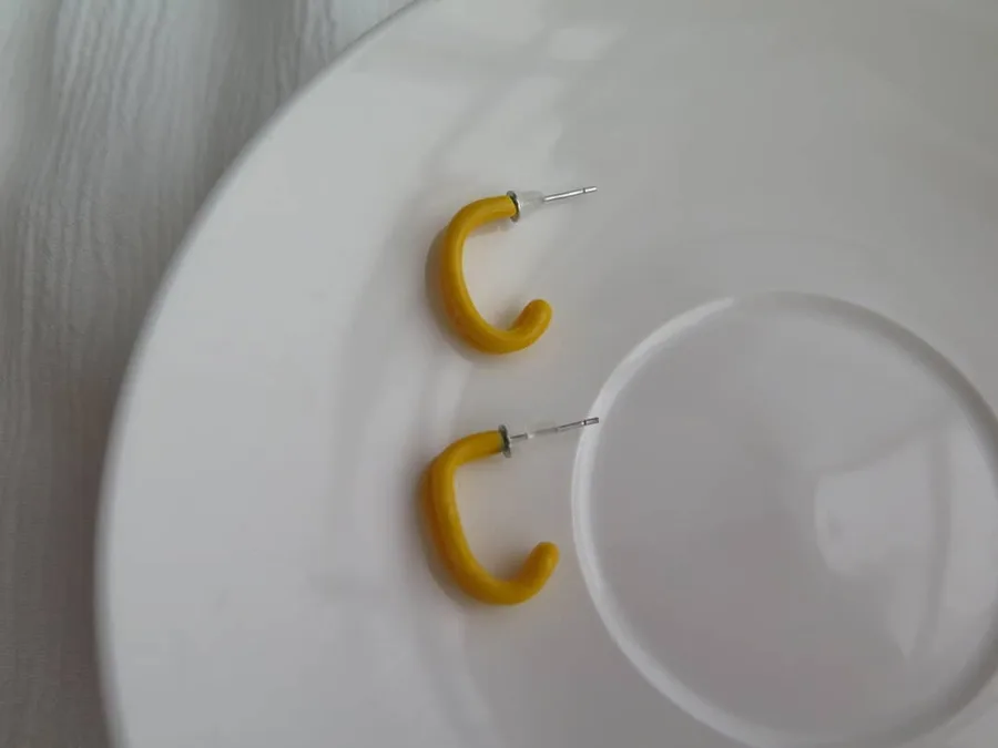Mini İki Çizgili Sarı Küpe görsel 2