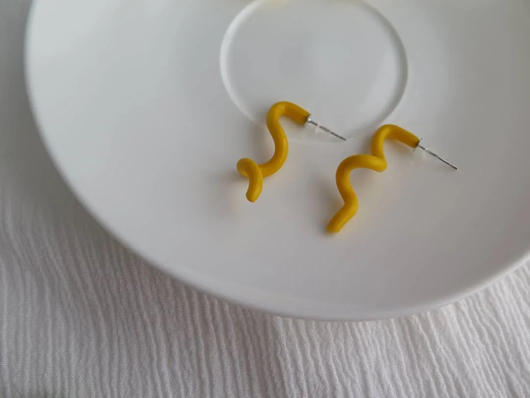 Curly Mini Sarı Küpe Modeli