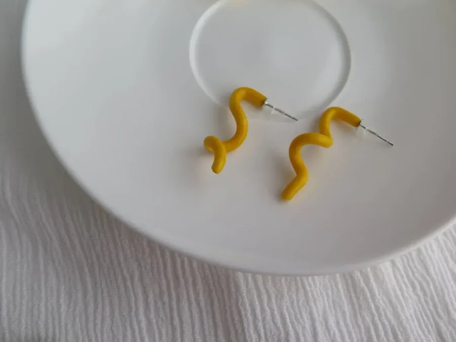 Curly Mini Sarı Küpe Modeli — Lavinia Clay Design el yapımı tasarım