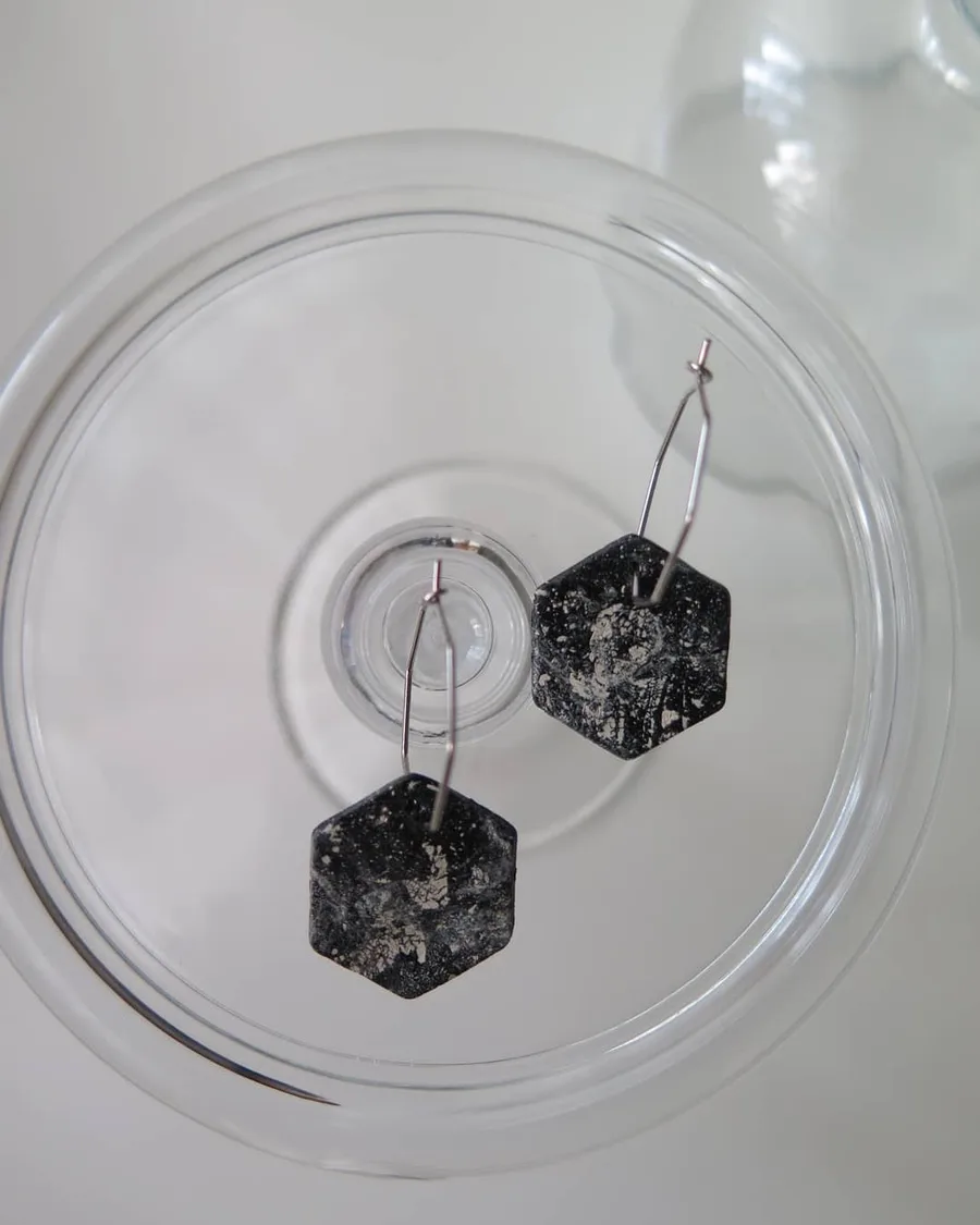 Desenli Siyah Geometrik Şekil Küpe görsel 2