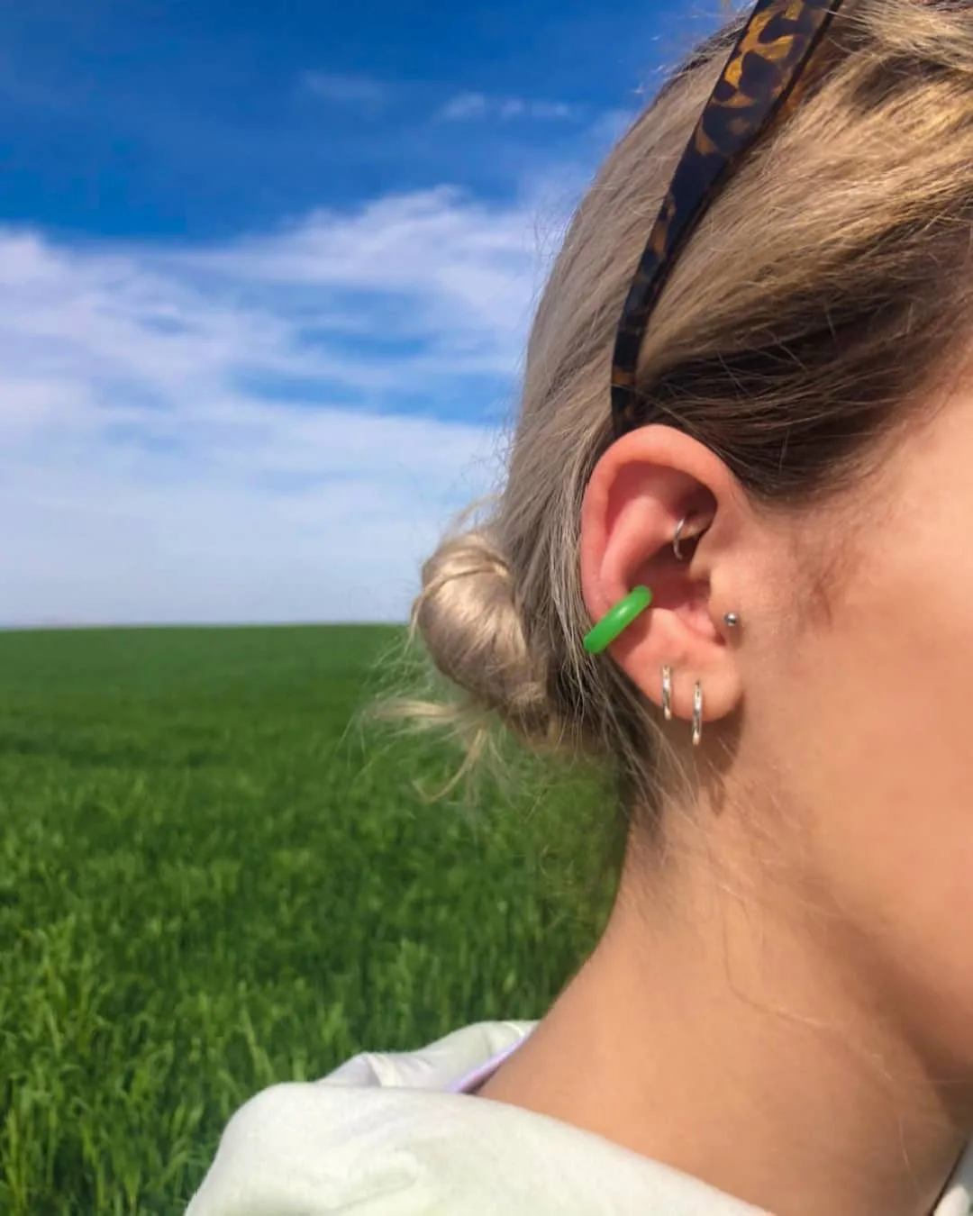 Yaza uygun rengiyle el yapımı earcuff modeli