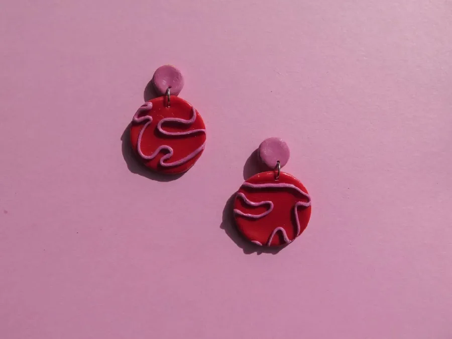 Yaza uygun rengiyle Corde Kırmızı Pembe Küpe Çifti — Lavinia Clay Design el yapımı tasarım